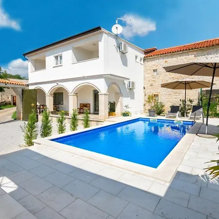 Holiday home Martin Umzaeunter Hof, Schnelles Wifi, Patio Kringa