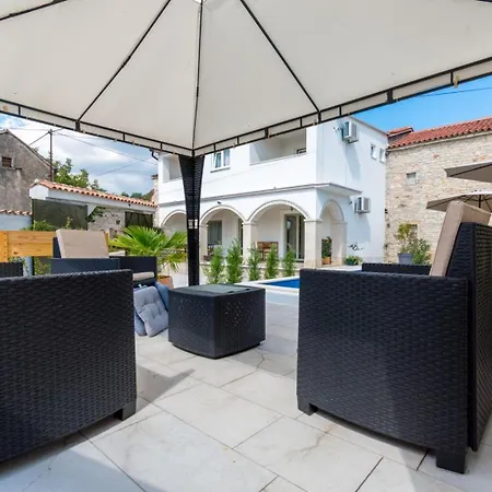 Holiday home Martin Umzaeunter Hof, Schnelles Wifi, Patio *