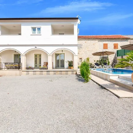 Martin Umzaeunter Hof, Schnelles Wifi, Patio Holiday home Kringa