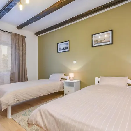 Holiday home Martin Umzaeunter Hof, Schnelles Wifi, Patio Kringa