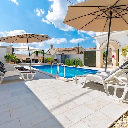 Holiday home Martin Umzaeunter Hof, Schnelles Wifi, Patio *