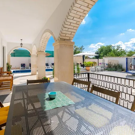 Holiday home Martin Umzaeunter Hof, Schnelles Wifi, Patio *